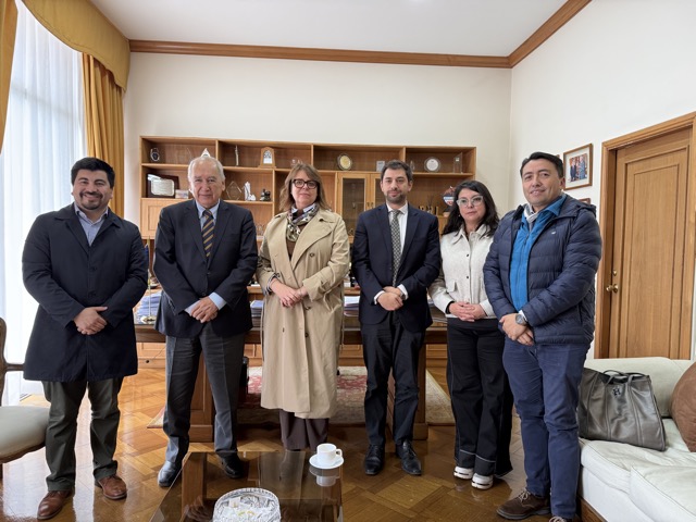 El alcalde de Osorno, Jaime Bert&iacute;n, recibi&oacute; al equipo especializado de la Defensor&iacute;a de Los Lagos.
