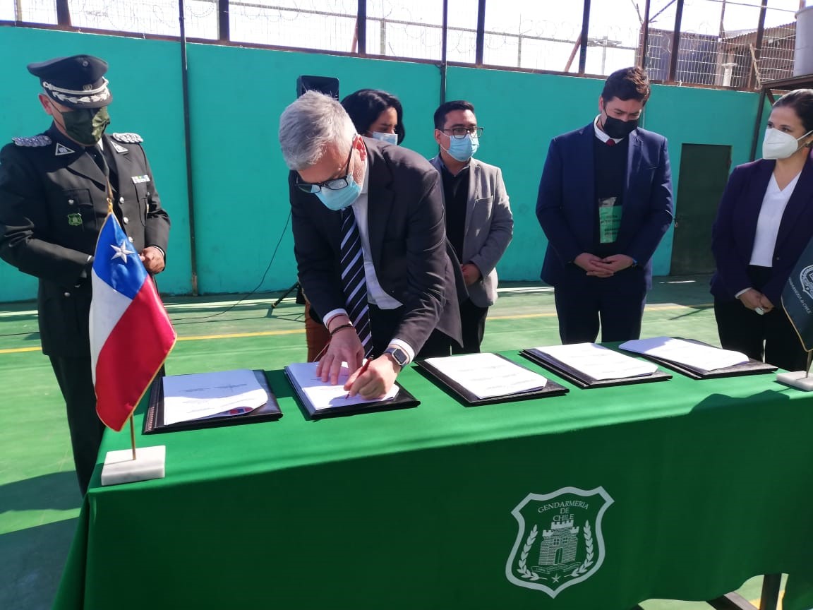 El Defensor Regional de Atacama, Raúl Palma, firmó el convenio que busca fortalecer la atención de las mujeres privadas de libertad.