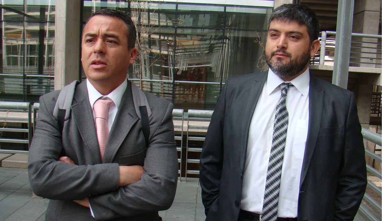 Mario Palma -defensor público de Ana María Vargas- junto a Irving Rodríguez, nuevo abogado particular de Juan Manuel Romeo en el caso Hijitus. 