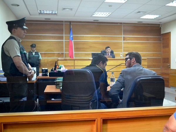 El imputado, Jesús B.V., y su defensor penal público, David Alvarez Muñoz, en la audiencia de control de detención.