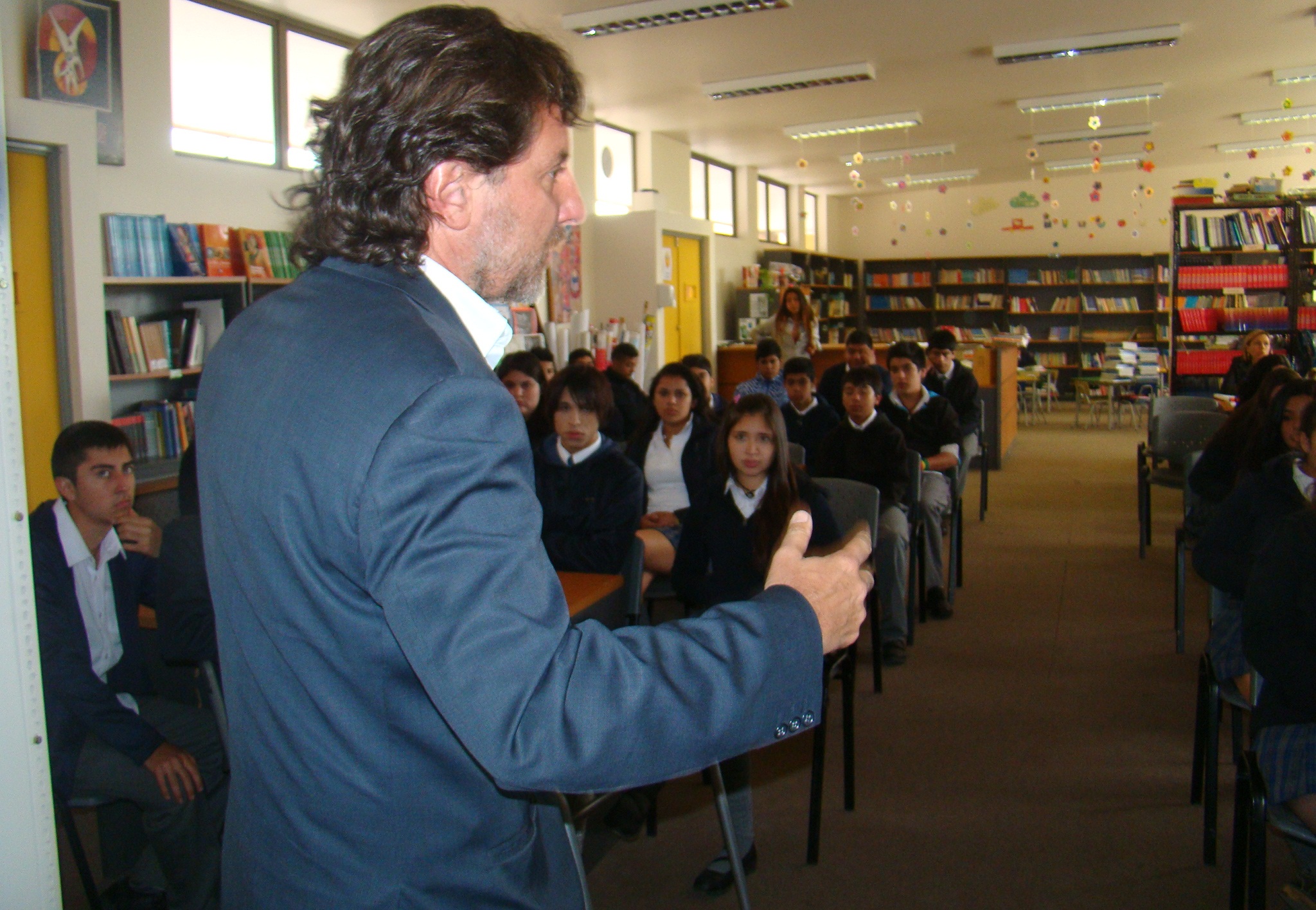 El periodista de la DRMN ofreció la charla a estudiantes de primero medio del liceo "Instituto Estados Americanos".