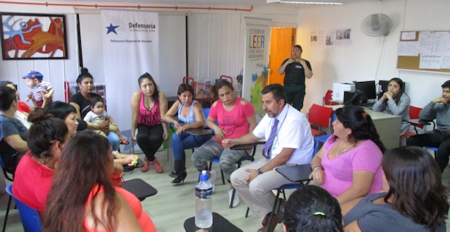 El jede de Estudios de la DPP en Atacama, Boris Hrzic, contestó las dudas de las mujeres condenadas e internas en el CCP de Copiapó.