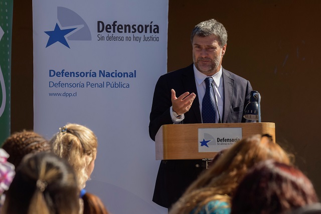 Defensor Nacional, Andrés Mahnke,comparte con internas del CPF Santiago.