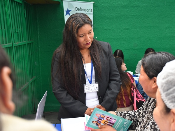 La facilitadora intercultural Aydeé López, rodeada de las usuarias a las que atiende en la cárcel de Iquique.