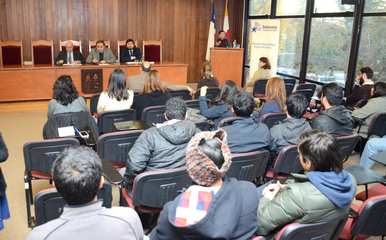 Expusieron el académico de la Facultad,  Juan Sebastian Vera y el jefe de estudios de la Defensoría Luis Soto 
