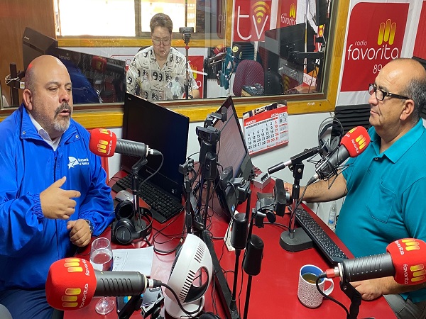 El Defensor Regional del Maule, José Luis Craig, en radio "Favorita" de Curicó.