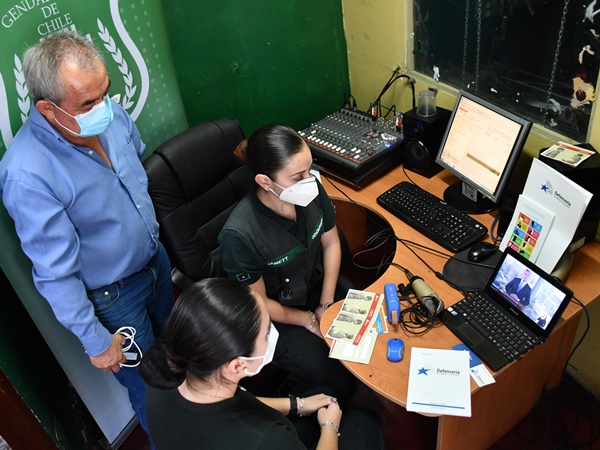 Uno de los momentos de la transmisión de la cuenta pública de la Defensoría Penal Pública desde los estudios de radio "Estación".