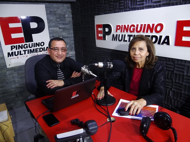 El periodista Edmundo Rosinelli y Defensora Regional, Gustava Aguilar, durante la entrevista.