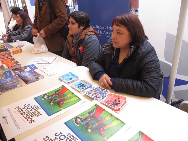 En la imagen de archivo, Carol González entrega material de difusión del "Proyecto Inocentes" a estudiantes.