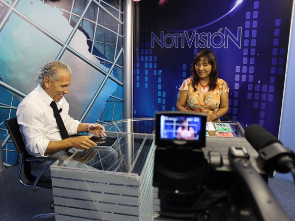 La facilitadora intercultural, Inés Flores Huanca, junto al conductor del noticiero, Udo Gonçalves, en el canal "Morrovisión".
