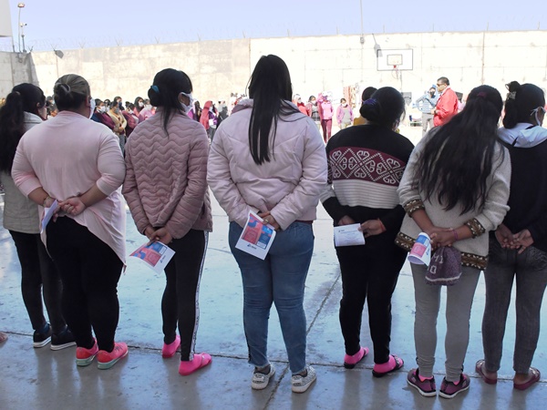 (Imagen referencial de archivo) Un grupo de mujeres internas en la cárcel de Alto Hospicio. 
