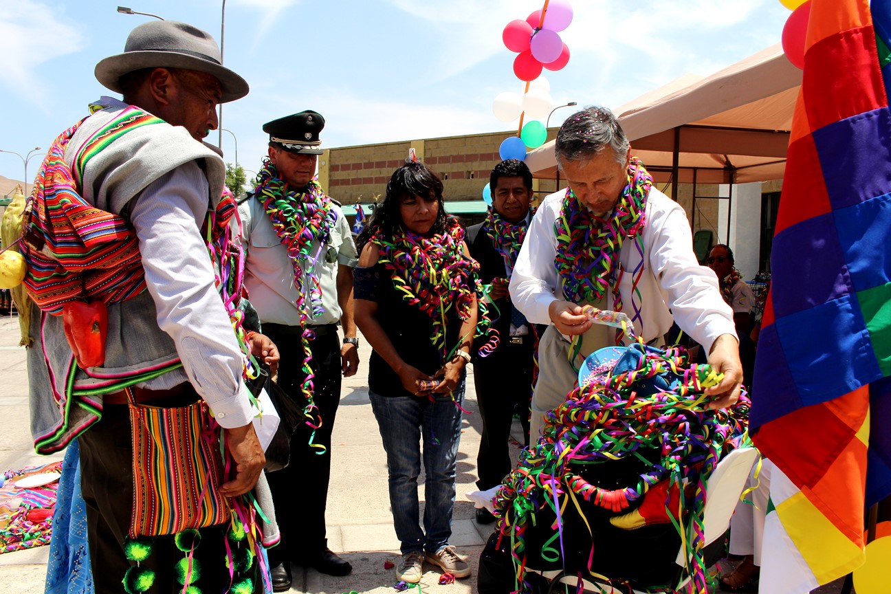 Facilitadora Intercultural Inés Flores, junto a autoridades celebrando el "Martes de Ch'alla" en el Centro Penitenciaria de Acha.  
