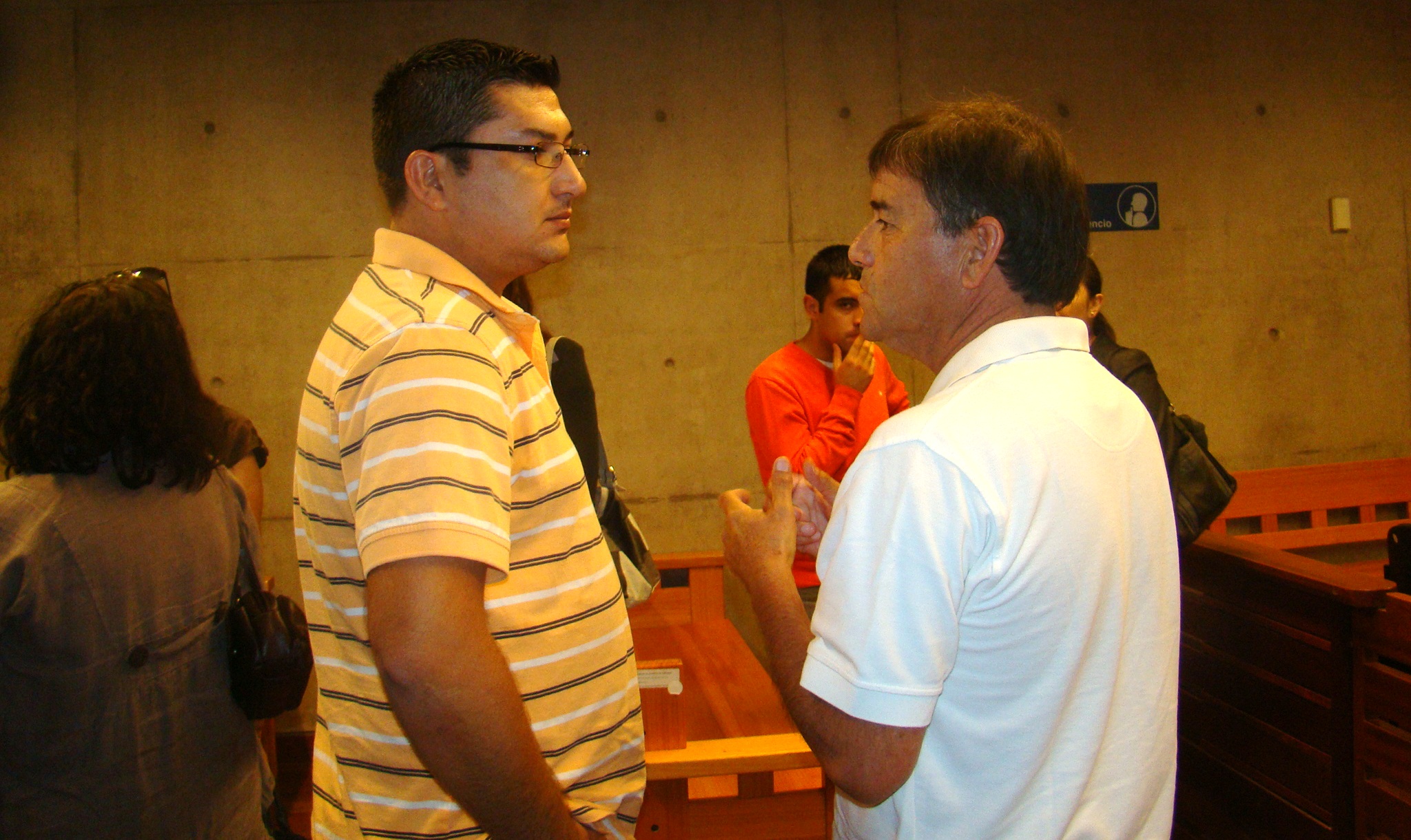 Al final de la audiencia de acuerdo reparatorio, el gendarme Jorge Retamal conversó con Andrés Estrada, padre de la víctima.