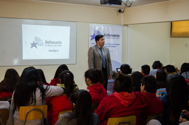 Los alumnos de la Escuela Particular Los Volcanes de Llanquihue dialogaron activamente con Cristián Hinostroza. 