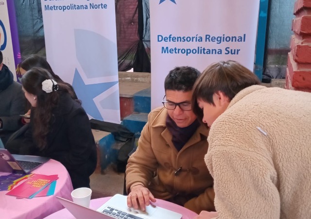 El defensor p&uacute;blico juvenil Cristian Esquivel y la profesional Carla Naranjo representaron a la DRMN en la plaza ciudadana.