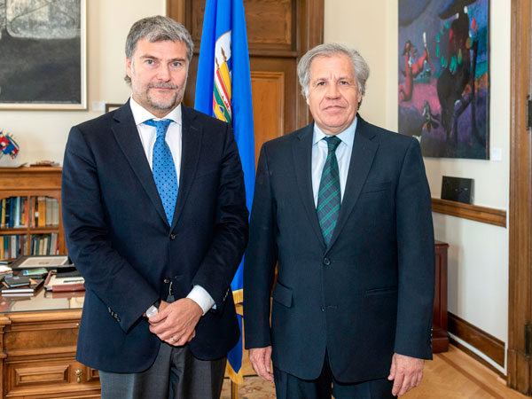 El Defensor Nacional y Coordinador General de Aidef, Andrés Mahnke, junto al Secretario General de la OEA, Luis Almagro.