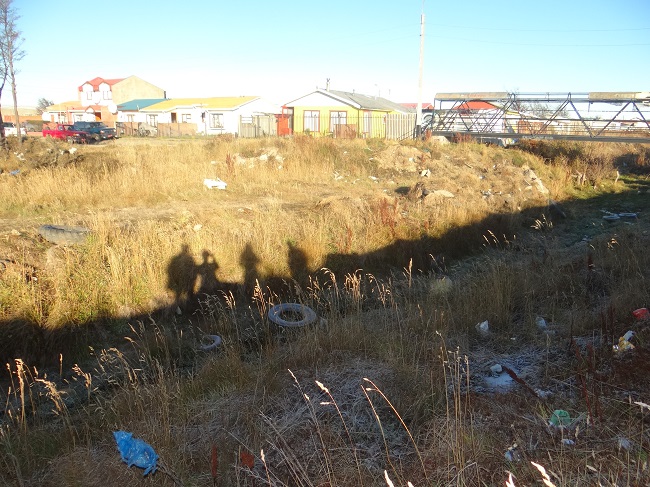En este sitio eriazo de la Población Cardenal Silva Henríquez de Punta Arenas los jóvenes fueron a tirar el automóvil en desuso.