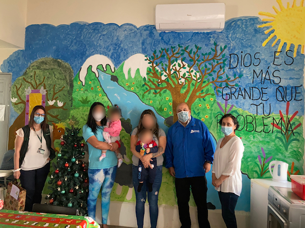 El Defensor Regional del Maule, José Luis Craig, junto a la asistente social, Pamela Pantoja visitaron a mujeres y sus hijos en Talca.