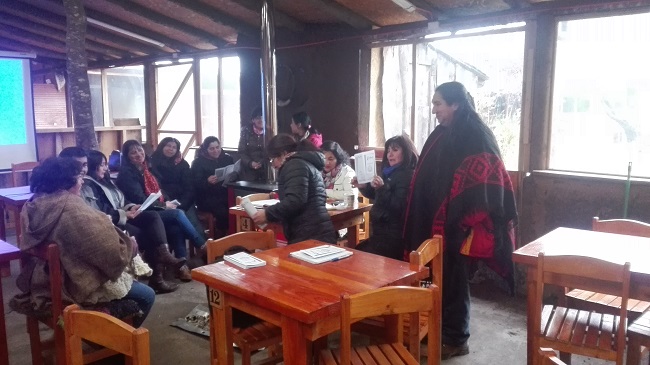 Una comunidad mapuche de Villarrica conversando con la facilitadora intercultural Alejandra Contreras.