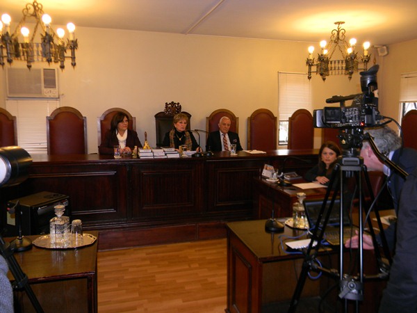 La primera sala, compuesta por los ministros Letelier y Espina, junto al abogado integrante Hazbún.