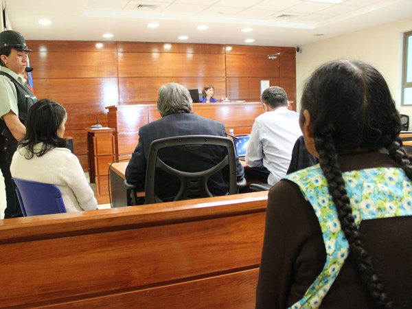 Los defensores penales públicos durante la audiencia de revisión de prisión preventiva por el caso de infanticidio en Arica