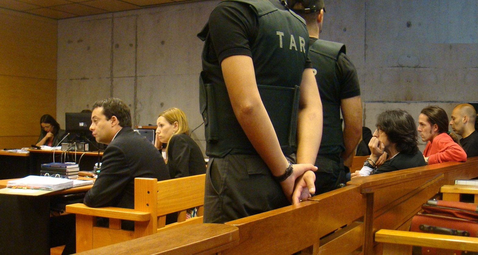 Durante el juicio por el crimen del cabo Moyano, Pablo Sanzana y Alicia Corvalán, defensores públicos de Freddy Fuentevilla y Juan Aliste Vega. 