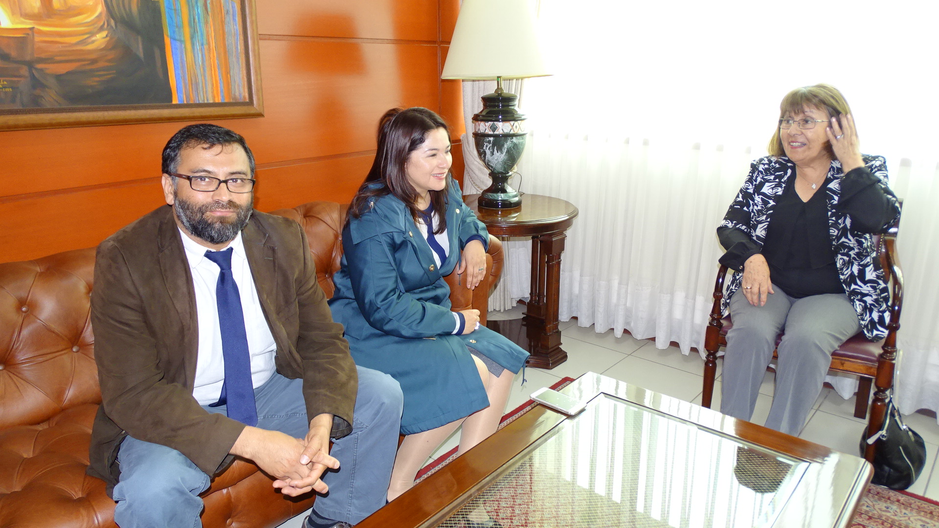 La  Defensora Regional y el jefe de Estudios junto a la presidenta de la Corte de Apelaciones de Antofagasta.