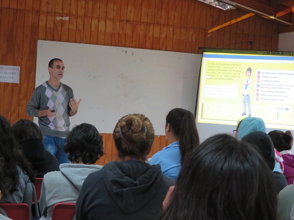 El Defensor Local Jefe de Rapa Nui, Juan Pablo Moreno, contestó las consultas de los alumnos.