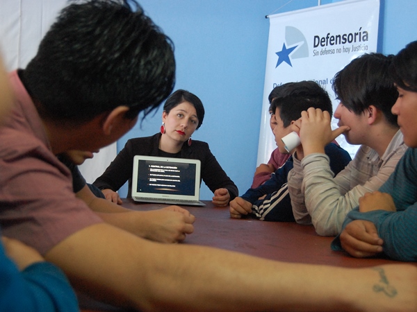 Los jóvenes del Centro de Internación Provisoria de Iquique escucharon a la defensora juvenil Natalia Andrade.