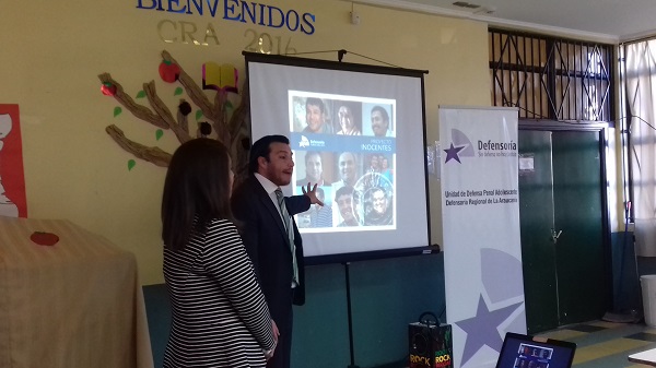 Luis Acuña y María Paz Sandoval durante su exposición en la Escuela Municipal Millaray de Temuco.