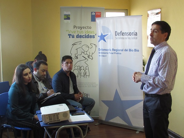 El defensor público Felipe Martínez explicó a los jóvenes la importancia del cumplimiento de la sanción.