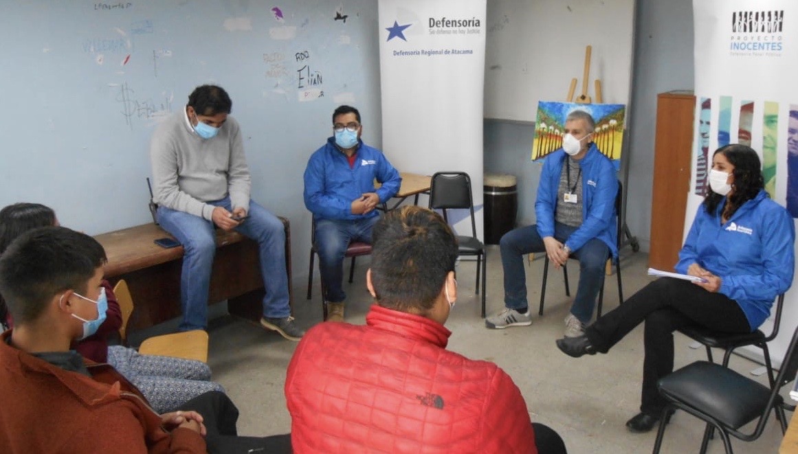 El equipo de la Defensoría Regional de Atacama durante uno de los diálogos en el centro Paipote.