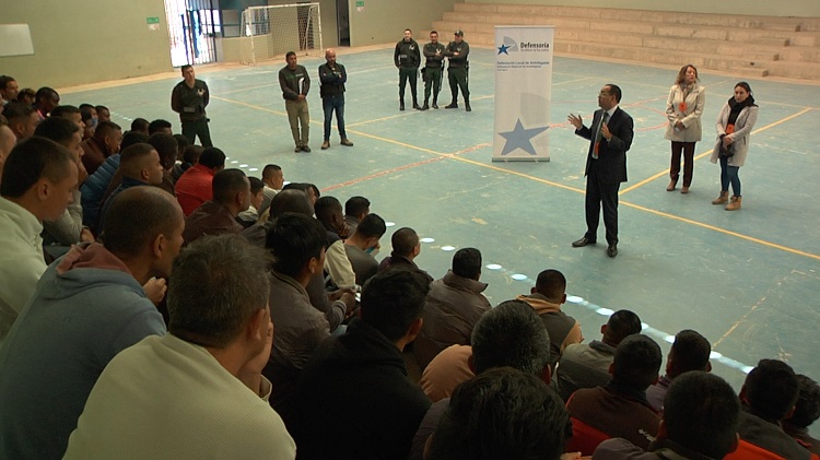 El equipo de defensa de mIgrantes durante la charla en el mayor centro penal de Antofagasta.