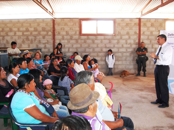 Alto interés provocó la charla del Defensor Regional de Tarapacá, Marco Montero, en una sede vecinal de Pozo Almonte.