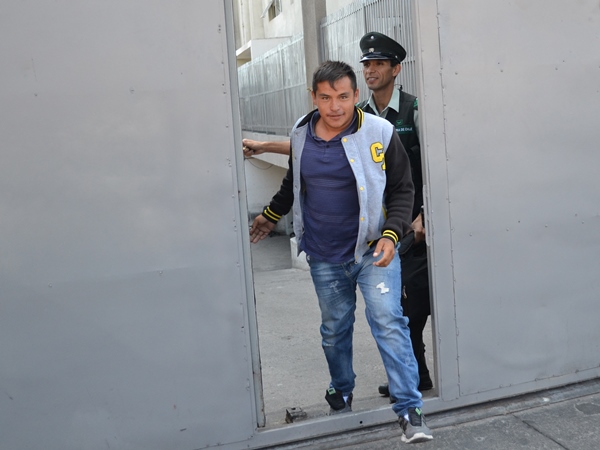 Ángel Canales en su primer minuto de libertad tras cuatro años, al salir del edificio de tribunales en Iquique.