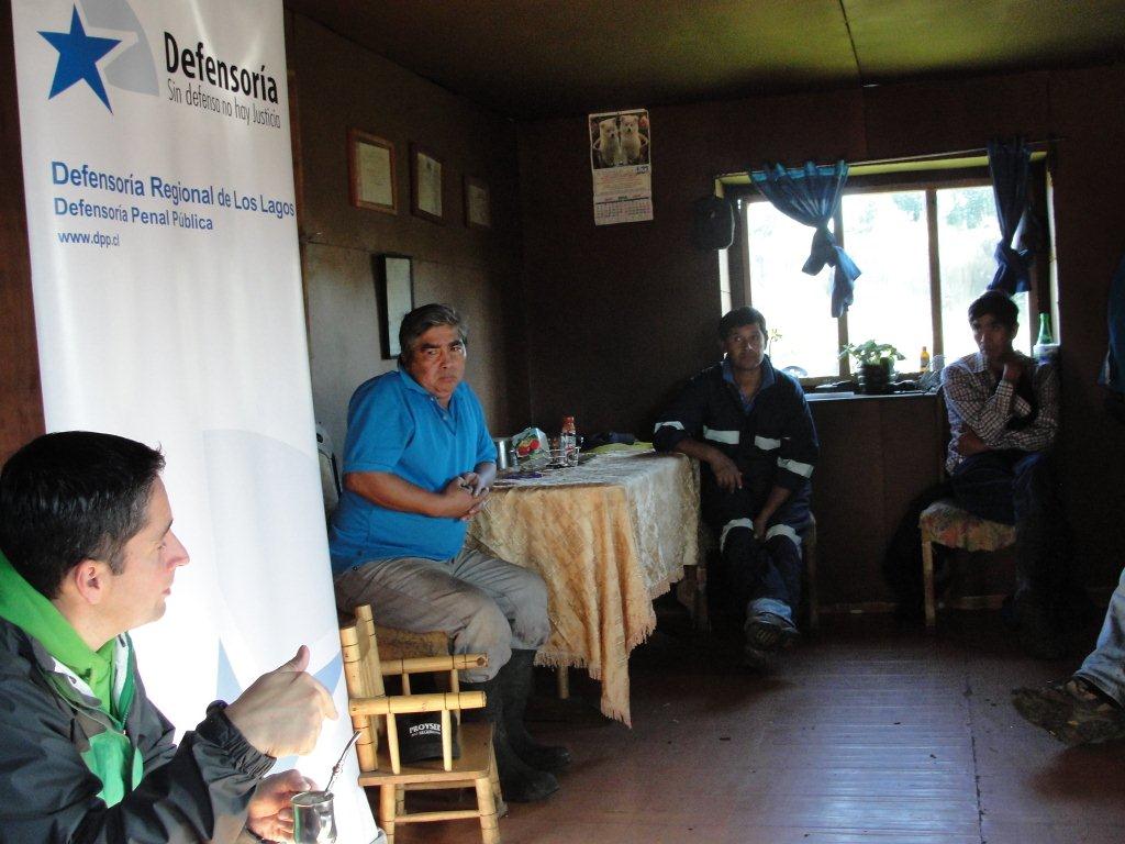 El defensor local jefe de Castro, Claudio Herrera, druante la reunion con la comunidad Wetripantu de Chiloé.