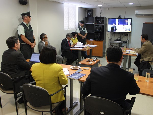 El tribunal y los intervinientes se constituyeron en la Defensoría Regional de Arica para realizar la videoconferencia en que compareció la perito.