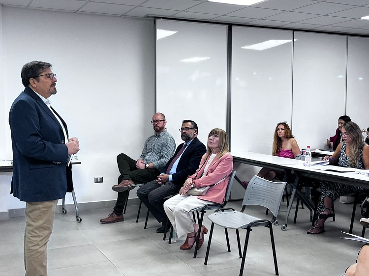 Junto a los profesionales de la defensa juvenil, el Defensor Regional de Antofagasta participó en el taller sobre justicia restaurativa.