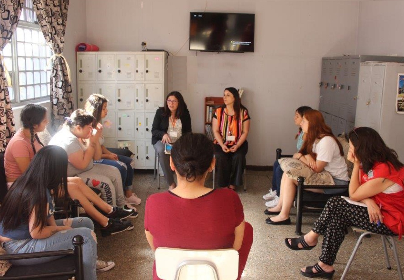 la defensora María Fernanda Aguilera y la asistente social Carla Naranjo explicaron sus derechos a internas del CIP-CRC Santiago.
