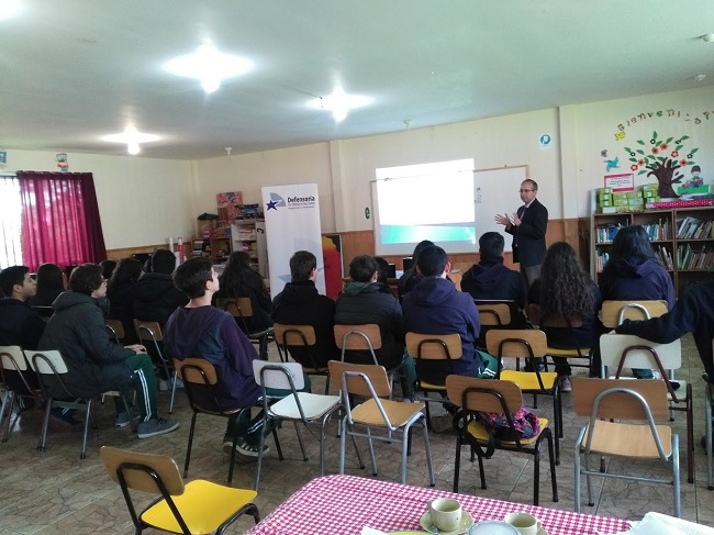 El Defensor Regional, Renato González, expuso a los jóvenes sobre el "Proyecto Inocentes".
