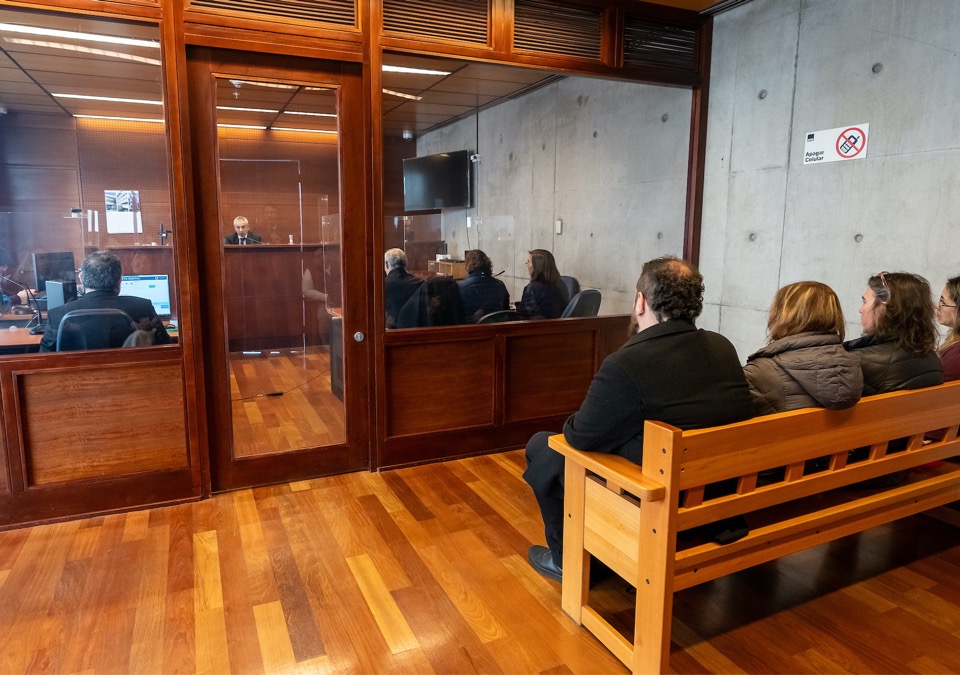 En la sala 901 del Tercer Juzgado de Garantía de Santiago se llevó a cabo la primera audiencia de mediación penal.