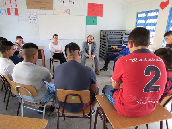 Un prolongado encuentro sostuvo el jefe de Estudios del Maule, Rodrigo Flores, con unos 20 jóvenes privados de libertad en Talca.