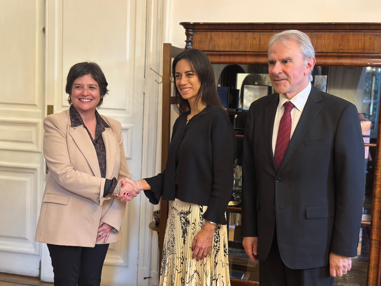 La Defensora Nacional junto a la presidenta del Senado, Paulina N&uacute;&ntilde;ez, y su vicepresidente, Iv&aacute;n Moreira.
