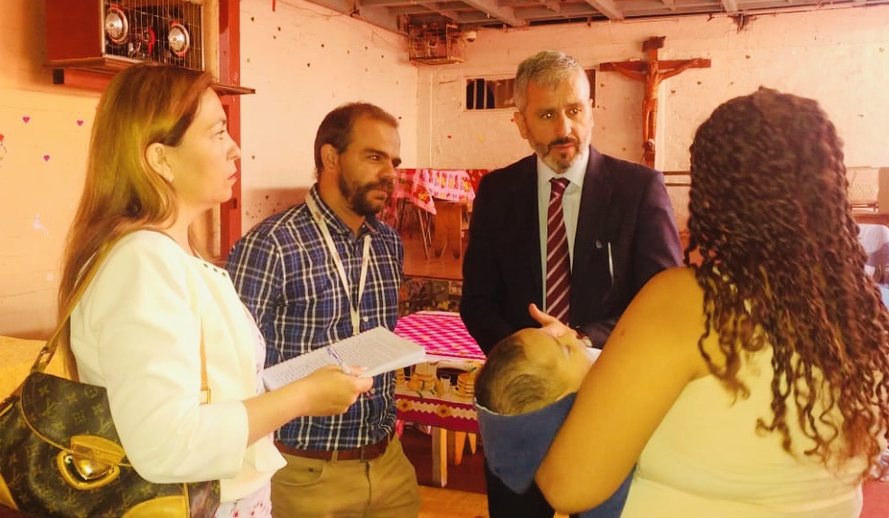 Los directivos de la Defensoría Regional y el director regional del INDH conversan con una interna con hijo lactante en el módulo femenino del centro.
