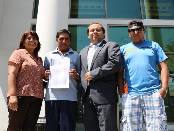 El defensor público intercultural Rodrigo Torres, junto al absuelto Eleuterio Flores, su hijo y la concejala aymara.