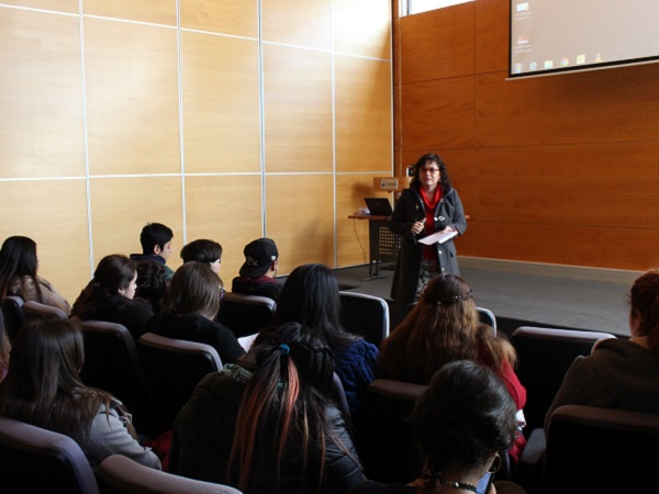 La trabajadora social Paola Troncoso expuso ante los universitarios el trabajo de la Unidad de Apoyo a la Gestión de Defensa (UAGD).  