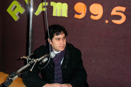 El defensor público Sebastián Lagos, entrevistado en los estudios de Radio Río Báker.