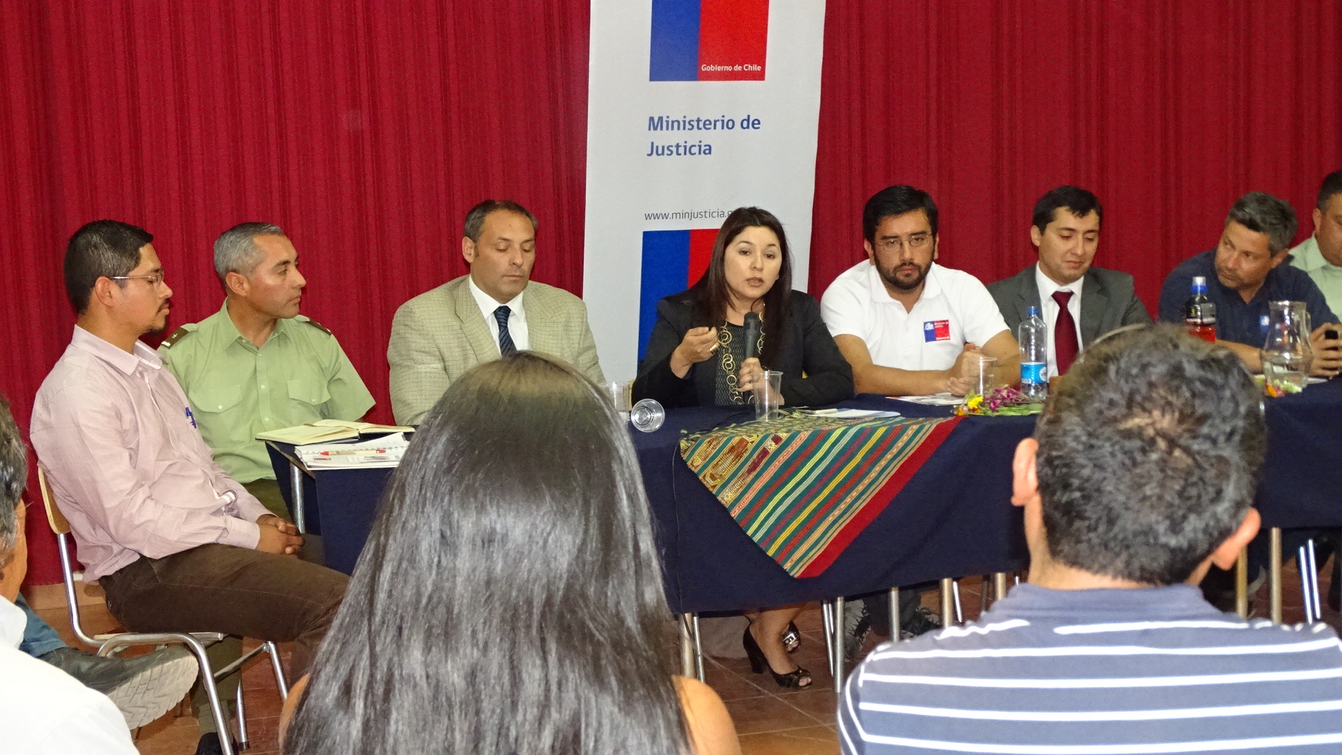 La Defensora Regional (al centro), durante el diálogo con la comunidades indígenas en San Pedro de Atacama.