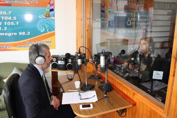 El Defensor Regional de Atacama, Raúl Palma, conversando con Wilmo González, locutor de Rabio Bahía FM.