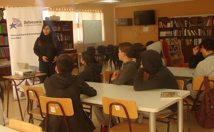 La defensora juvenil Ledy Liquitay se reunió con los alumnos de San Pedro de Atacama